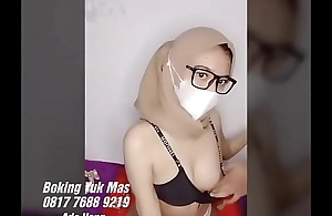 Bokep Indonesia xxx Mahasiswi Jilbab Down in the mouth Ngentot di Kos Kosan - free porn free porn ukhtinakal