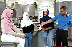 Arab teen unused coming near America increased by taught American reaction behaviour by her companions