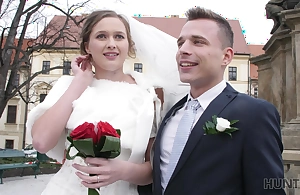 HUNT4K. Beloved Czech bride spends chief night with rich stranger