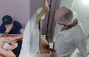 Corno leva esposa no ginecologista safado