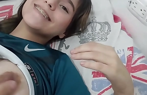 Encuentro a mi hermanastra con mi ropa puesta y se la quito hasta terminar follandomela - Historia completa