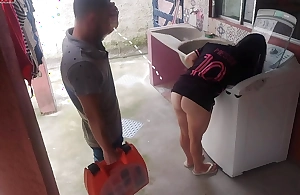Dona de casa casada paga técnico de máquina de lavar com a bunda enquanto marido esta fora