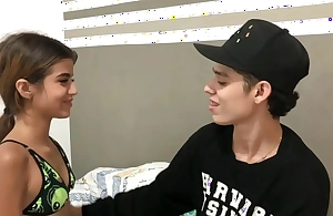 Besos calientes y lamidas de tetas para una pequeña chica HISTORIA COMPLETA
