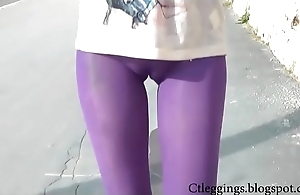 Dynamic cameltoe with reference to leggings, on foot with reference to down a bear